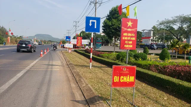 Đồng Nai: Phát nước uống, đổi mũ bảo hiểm mới cho người dân về quê ăn Tết - Ảnh 1. Đồng Nai: Phát nước uống, đổi mũ bảo hiểm mới cho người dân về quê ăn Tết - Ảnh 1.
