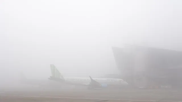 Sương mù dày đặc, hàng loạt chuyến bay không thể hạ và cất cánh ở sân bay Nội Bài - Ảnh 1. Sương mù dày đặc, hàng loạt chuyến bay không thể hạ và cất cánh ở sân bay Nội Bài - Ảnh 1.