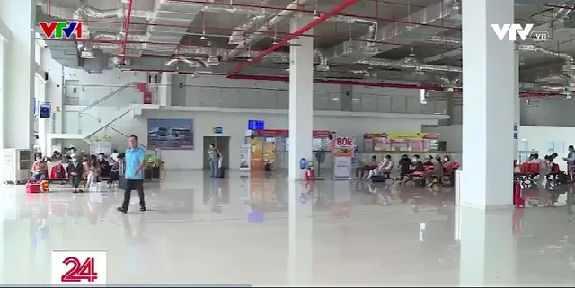 Bến xe hiện đại ế ẩm, xe dù hoạt động nhộn nhịp - Ảnh 1. Bến xe hiện đại ế ẩm, xe dù hoạt động nhộn nhịp - Ảnh 1.