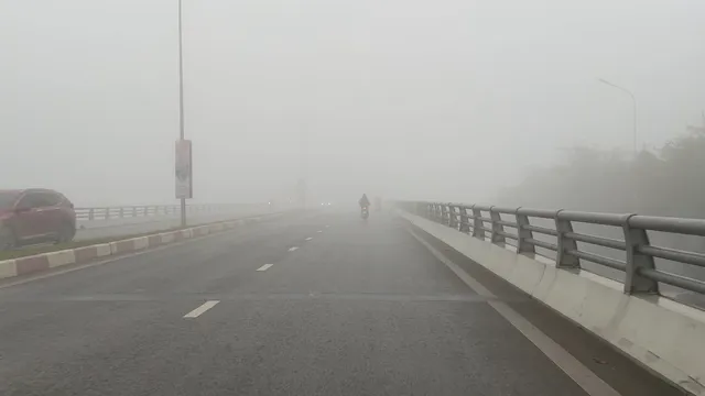 Người đi đường lạc lối giữa lớp sương mờ ảo, trắng xóa của Hà Nội - Ảnh 3. Người đi đường lạc lối giữa lớp sương mờ ảo, trắng xóa của Hà Nội - Ảnh 3.