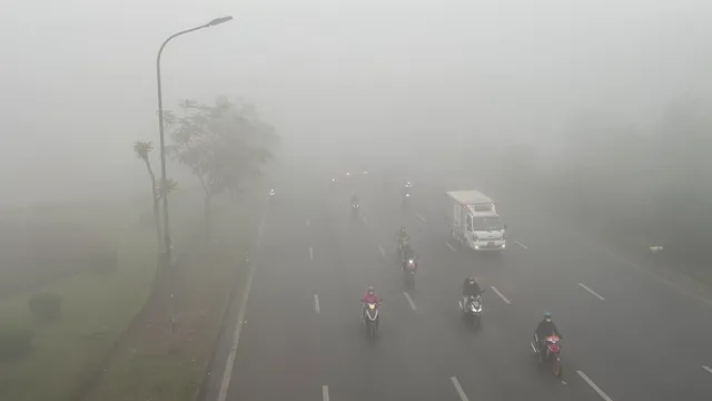Người đi đường lạc lối giữa lớp sương mờ ảo, trắng xóa của Hà Nội - Ảnh 5. Người đi đường lạc lối giữa lớp sương mờ ảo, trắng xóa của Hà Nội - Ảnh 5.