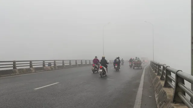 Người đi đường lạc lối giữa lớp sương mờ ảo, trắng xóa của Hà Nội - Ảnh 6. Người đi đường lạc lối giữa lớp sương mờ ảo, trắng xóa của Hà Nội - Ảnh 6.