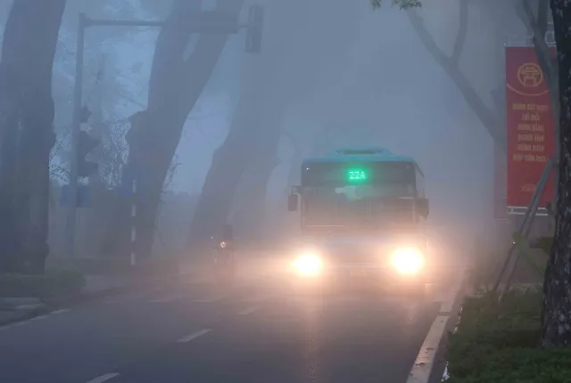 Vì sao Hà Nội mù mịt trong sương dày đặc? - Ảnh 4. Vì sao Hà Nội mù mịt trong sương dày đặc? - Ảnh 4.