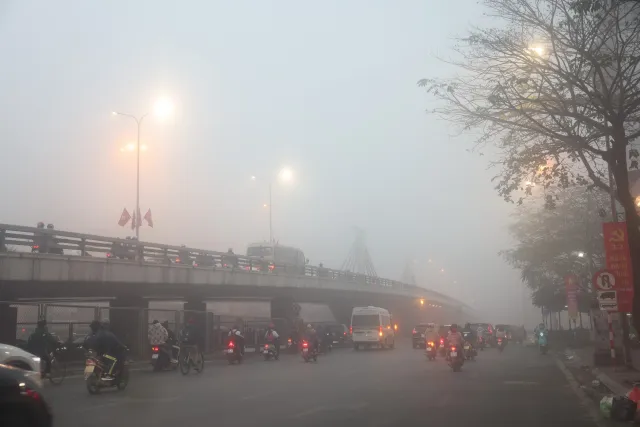 Vì sao Hà Nội mù mịt trong sương dày đặc? - Ảnh 2. Vì sao Hà Nội mù mịt trong sương dày đặc? - Ảnh 2.