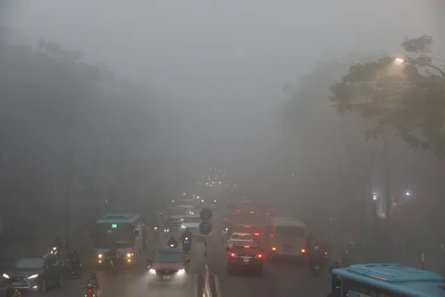 Vì sao Hà Nội mù mịt trong sương dày đặc? - Ảnh 6. Vì sao Hà Nội mù mịt trong sương dày đặc? - Ảnh 6.