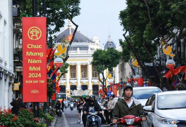 Hà Nội trang hoàng rực rỡ cờ hoa đón chào năm mới - Ảnh 1.