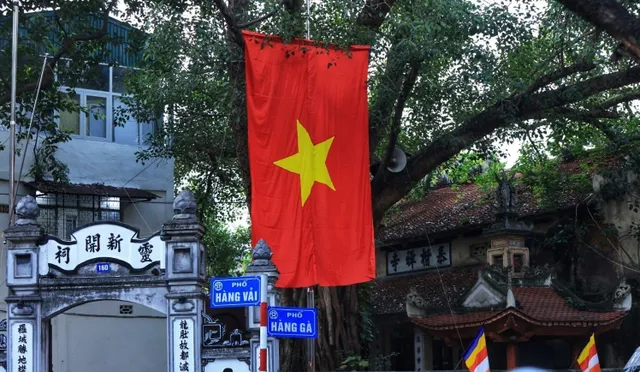 Hà Nội trang hoàng rực rỡ cờ hoa đón chào năm mới - Ảnh 5. Hà Nội trang hoàng rực rỡ cờ hoa đón chào năm mới - Ảnh 5.