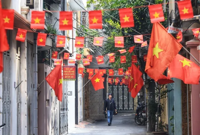 Hà Nội trang hoàng rực rỡ cờ hoa đón chào năm mới - Ảnh 4. Hà Nội trang hoàng rực rỡ cờ hoa đón chào năm mới - Ảnh 4.