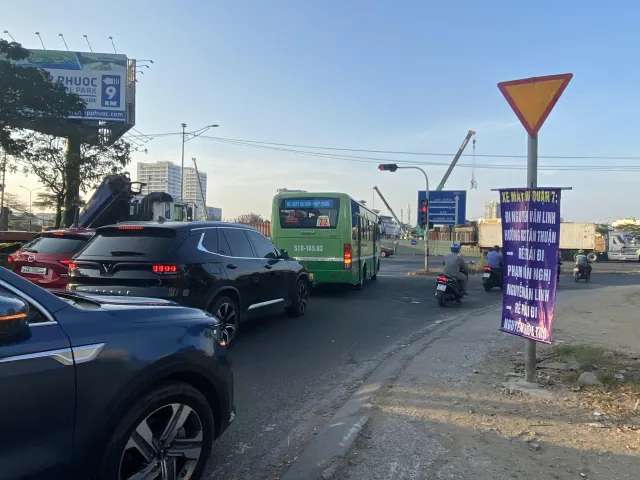 TP Hồ Chí Minh: Tình trạng giao thông sau khi đóng nút giao Nguyễn Văn Linh - Nguyễn Hữu Thọ như thế nào? - Ảnh 3.