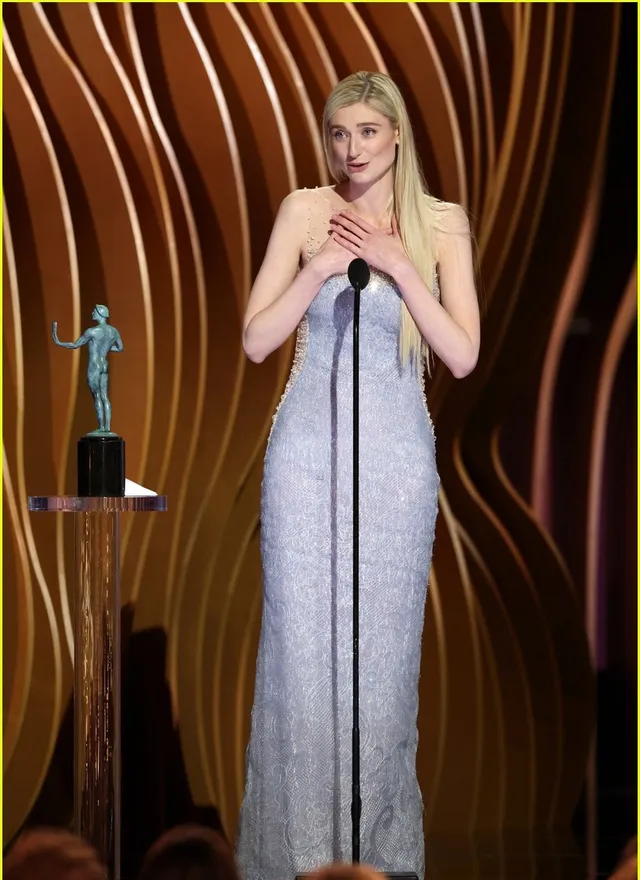 Nữ diễn viên cao 1,90m đi chân trần nhận giải thưởng cho vai diễn Công nương Diana - Ảnh 1.