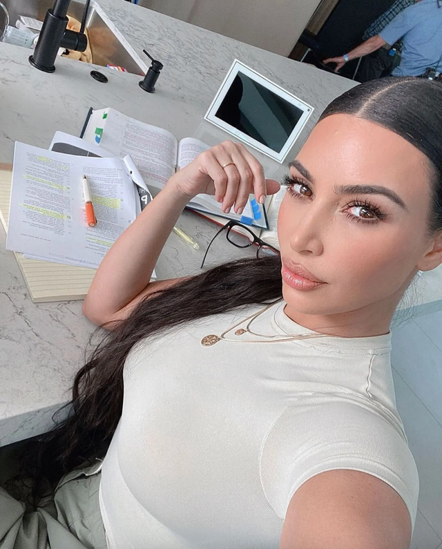 Kim Kardashian tạm gác ước mơ làm luật sư - Ảnh 1.