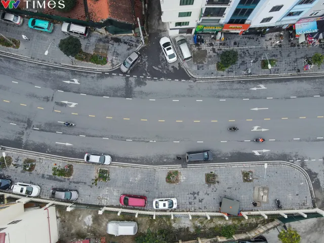 Cây xanh trên đường Huỳnh Thúc Kháng kéo dài chết khô, trơ trụi do thiếu chăm sóc? - Ảnh 2. Cây xanh trên đường Huỳnh Thúc Kháng kéo dài chết khô, trơ trụi do thiếu chăm sóc? - Ảnh 2.