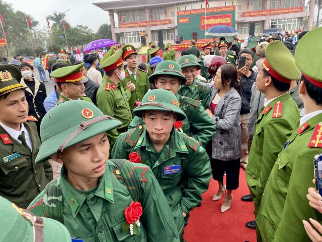 Thanh niên Quân khu 4 hăng hái lên đường nhập ngũ - Ảnh 2.