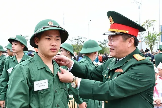 Thanh niên Quân khu 4 hăng hái lên đường nhập ngũ - Ảnh 3.