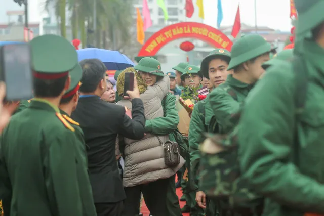 Xúc động giây phút tiễn tân binh - Ảnh 7.