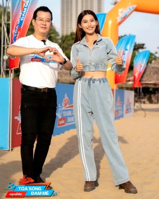 
Editor Tuấn Anh and the first runner-up Chế Nguyễn Quỳnh Châu are hosting “Toả sóng đam mê Aquabike” (The Passion of Aquabike).
