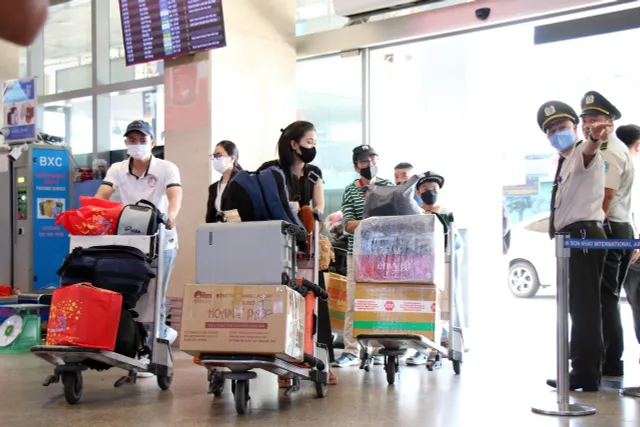 Sân bay Tân Sơn Nhất chật kín người về quê đón Tết - Ảnh 1. Sân bay Tân Sơn Nhất chật kín người về quê đón Tết - Ảnh 1.