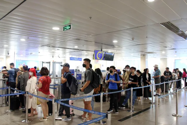 Sân bay Tân Sơn Nhất chật kín người về quê đón Tết - Ảnh 7. Sân bay Tân Sơn Nhất chật kín người về quê đón Tết - Ảnh 7.