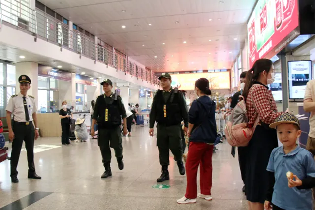 Sân bay Tân Sơn Nhất chật kín người về quê đón Tết - Ảnh 5. Sân bay Tân Sơn Nhất chật kín người về quê đón Tết - Ảnh 5.