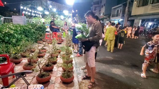 Người dân TP Hồ Chí Minh nô nức đi chợ hoa Xuân Trên bến dưới thuyền - Ảnh 6.