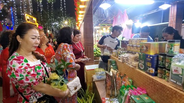 Người dân TP Hồ Chí Minh nô nức đi chợ hoa Xuân Trên bến dưới thuyền - Ảnh 5.