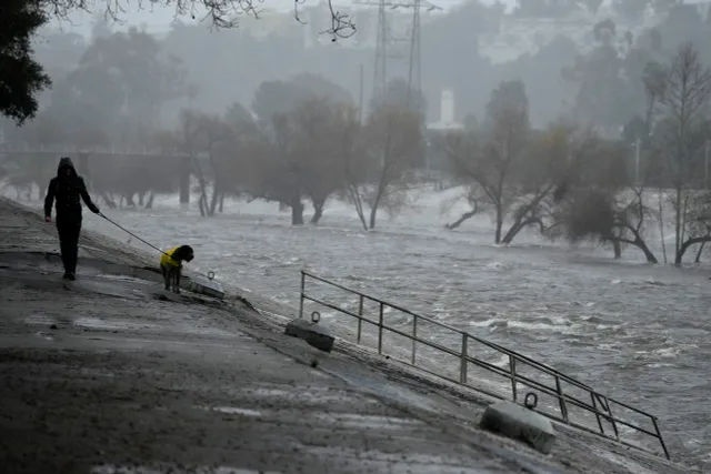 California: Cơn bão thứ hai trong tuần gây mưa lớn và mất điện - Ảnh 1.