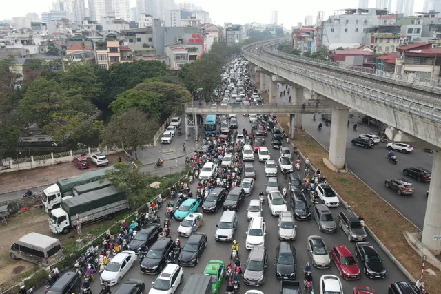 Đường phố Hà Nội ùn tắc dài từ trên cao xuống dưới thấp trong ngày 26 tháng chạp - Ảnh 6.