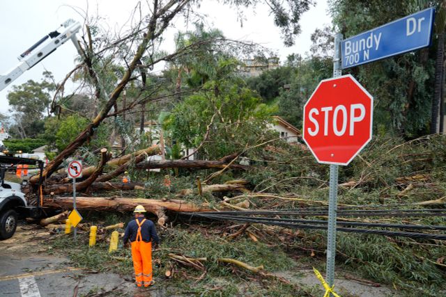 Bão sông khí quyển nhấn chìm California, đe dọa gây thêm lũ lụt, lở đất - Ảnh 1.