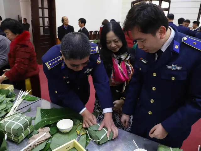 Hội thi gói bánh chưng, trang trí mâm ngũ quả đón Tết Giáp Thìn 2024 - Ảnh 5.