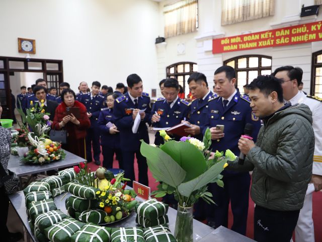 Hội thi gói bánh chưng, trang trí mâm ngũ quả đón Tết Giáp Thìn 2024 - Ảnh 1.