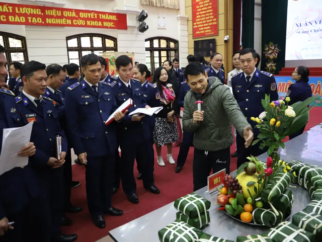 Hội thi gói bánh chưng, trang trí mâm ngũ quả đón Tết Giáp Thìn 2024 - Ảnh 10.