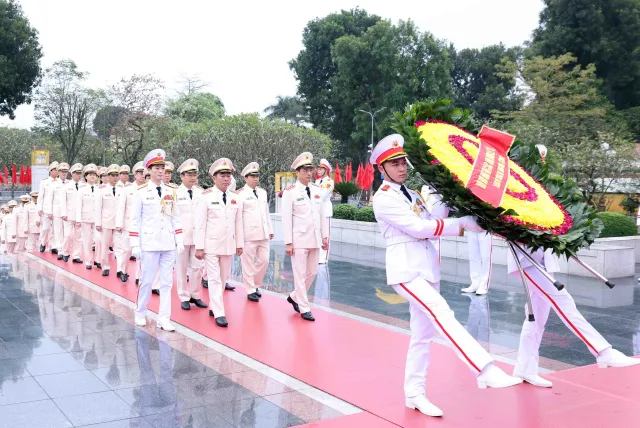 Lãnh đạo Đảng, Nhà nước vào Lăng viếng Bác nhân dịp Tết Nguyên đán Giáp Thìn 2024 - Ảnh 6.