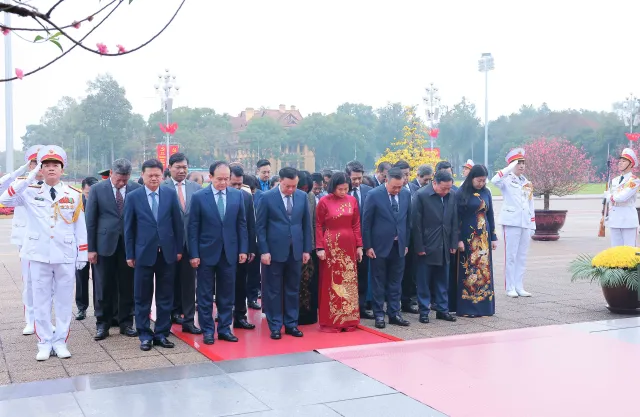 Lãnh đạo Đảng, Nhà nước vào Lăng viếng Bác nhân dịp Tết Nguyên đán Giáp Thìn 2024 - Ảnh 3.