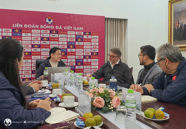 Lãnh đạo LĐBĐVN và HLV Philippe Troussier họp triển khai kế hoạch ĐTQG và U23 QG năm 2024 - Ảnh 2.