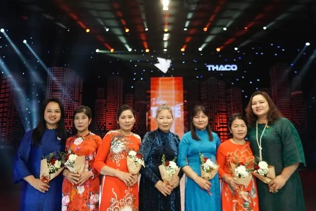 
Kidney transplant patients choose and display the Ao Dai 0 Dong dresses sent from Ho Chi Minh City.
