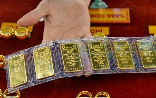 Giá mỗi lượng vàng giảm 2 triệu đồng - Ảnh 1.
