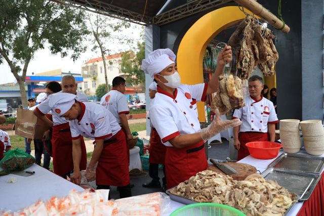 Du khách thích thú trải nghiệm phở 3 miền tại Festival Phở 2024 - Ảnh 6.