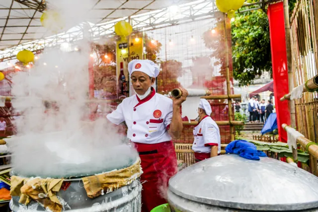 Festival Phở tại Nam Định: Hàng vạn du khách xếp hàng chờ thưởng thức phở - Ảnh 2.