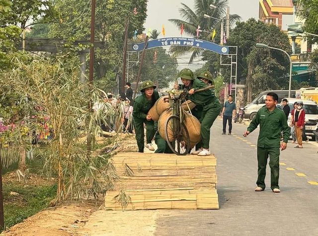 Sôi nổi thi đấu đẩy xe đạp thồ, tải đạn trong dịp lễ hội Hoa Ban năm 2024 - Ảnh 3.