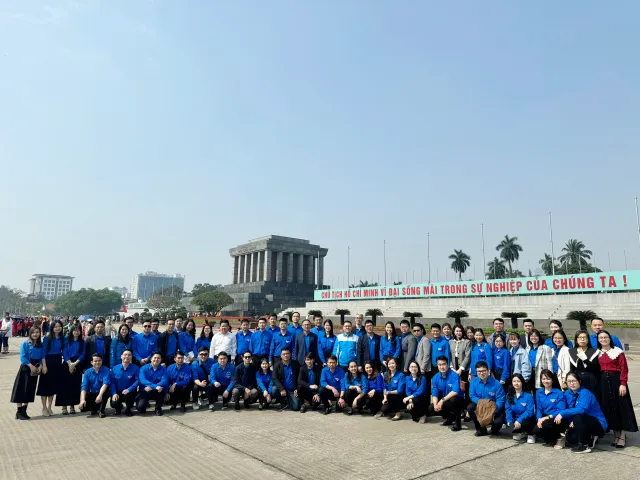 Thanh niên Đoàn Khối các cơ quan Trung ương dâng hương và viếng Lăng Chủ tịch Hồ Chí Minh - Ảnh 2.