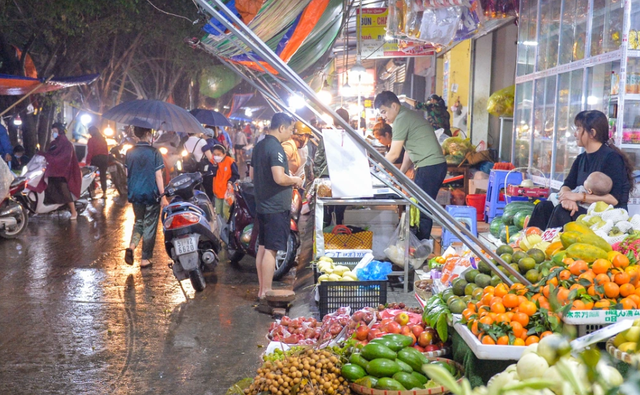 Nhiều công trình “mọc” trên vỉa hè Hà Nội, lấn chiếm không gian đi bộ - Ảnh 1.