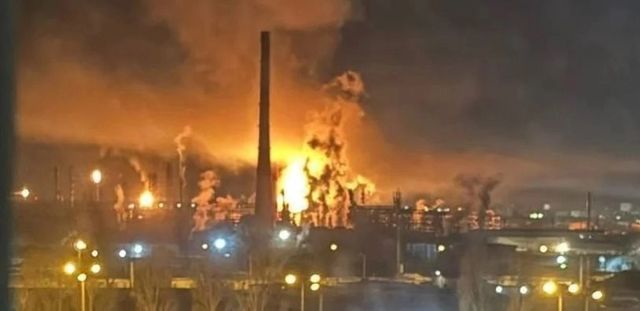 Thêm hai nhà máy lọc dầu của Nga bị tấn công - Ảnh 1.