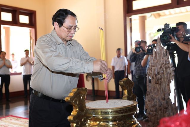 Thủ tướng Phạm Minh Chính dâng hương tưởng niệm Chủ tịch Hội đồng Bộ trưởng Phạm Hùng và Thủ tướng Võ Văn Kiệt - Ảnh 2.