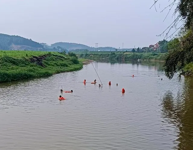 Nhóm 7 nam học sinh đi tắm sông, 2 em bị đuối nước tử vong - Ảnh 1.