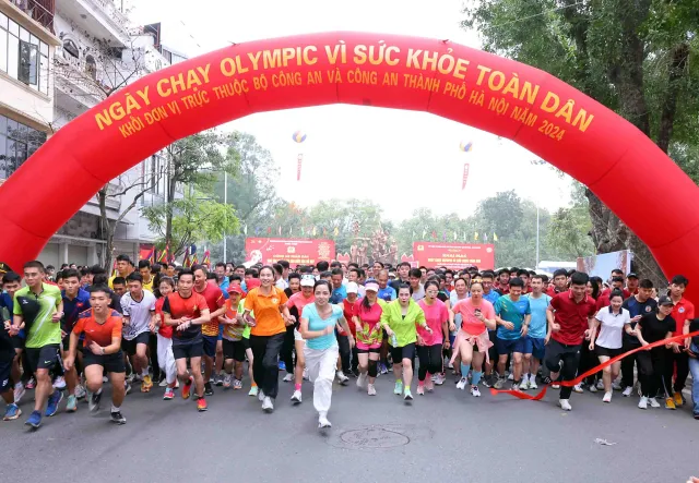 Gần 2500 cán bộ, chiến sĩ công an tham gia Ngày chạy Olympic 2024 - Ảnh 1.