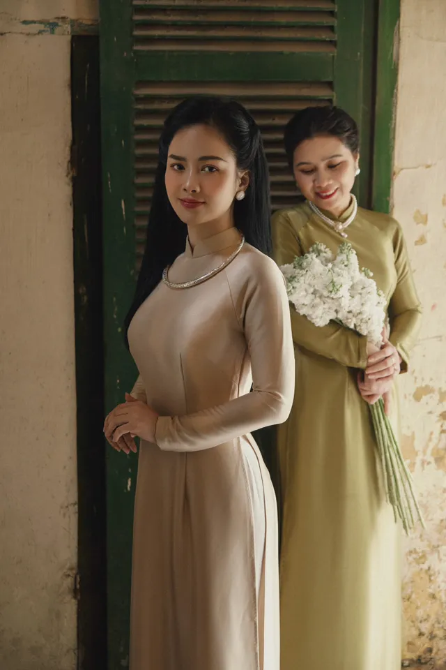 Dương Hoàng Yến rủ mẹ hóa phụ nữ Hà thành xưa trong bộ ảnh 8/3 - Ảnh 5.