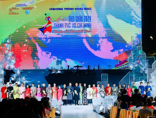 Áo dài Việt toả sáng trong đêm khai mạc Lễ hội Áo dài TP Hồ Chí Minh - Ảnh 1.