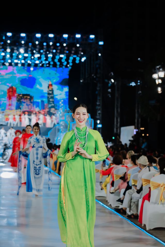 Áo dài Việt toả sáng trong đêm khai mạc Lễ hội Áo dài TP Hồ Chí Minh - Ảnh 3.