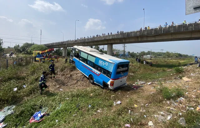 Xe khách lật ngang, văng ra khỏi cao tốc Thành phố Hồ Chí Minh - Trung Lương - Ảnh 1.