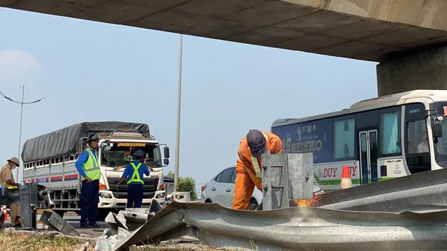 Xe khách lật ngang, văng ra khỏi cao tốc Thành phố Hồ Chí Minh - Trung Lương - Ảnh 2.